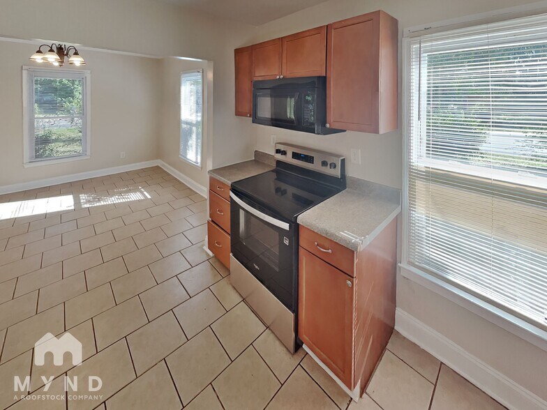 Building Photo - 2632 Shamrock Dr