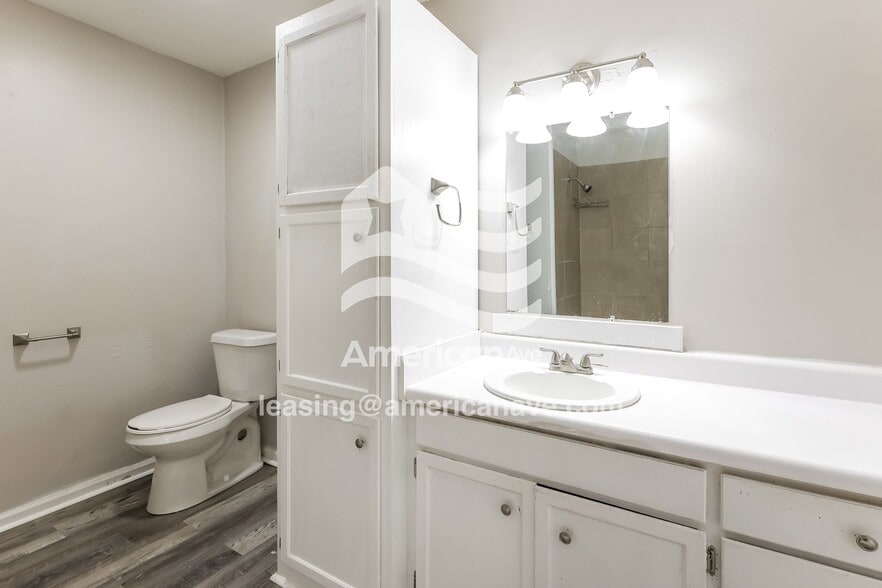 Building Photo - 175 E Bell St