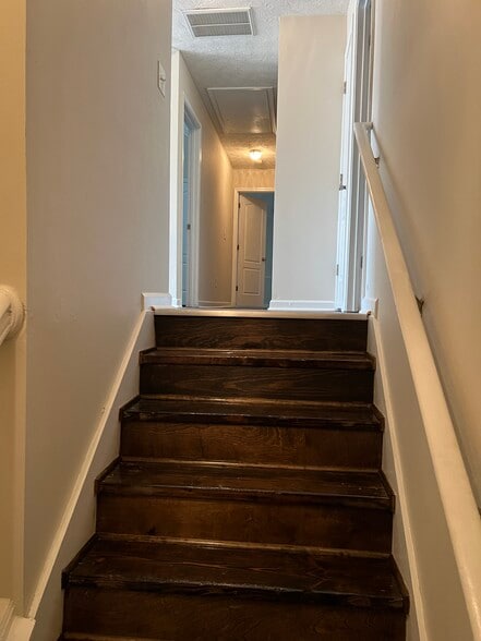 Building Photo - 827 Hannah Ct