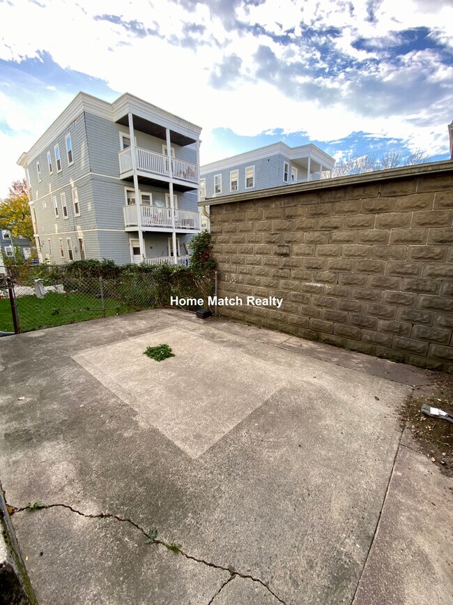 Building Photo - 14 Belknap St