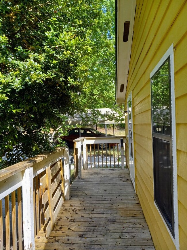 Building Photo - FOR RENT: Beautiful 3 Bed / 2 Bath Spaciou...