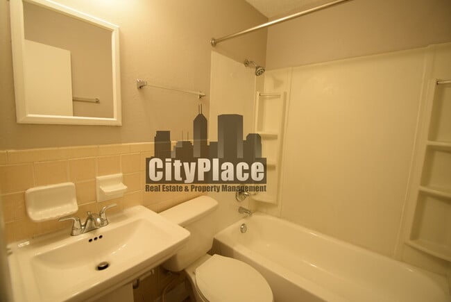 Building Photo - 2410 N Lesley Ave