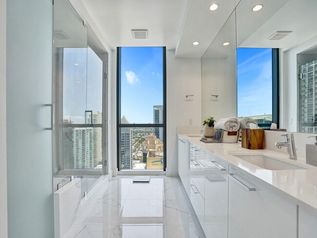 Building Photo - 100 E Las Olas Blvd