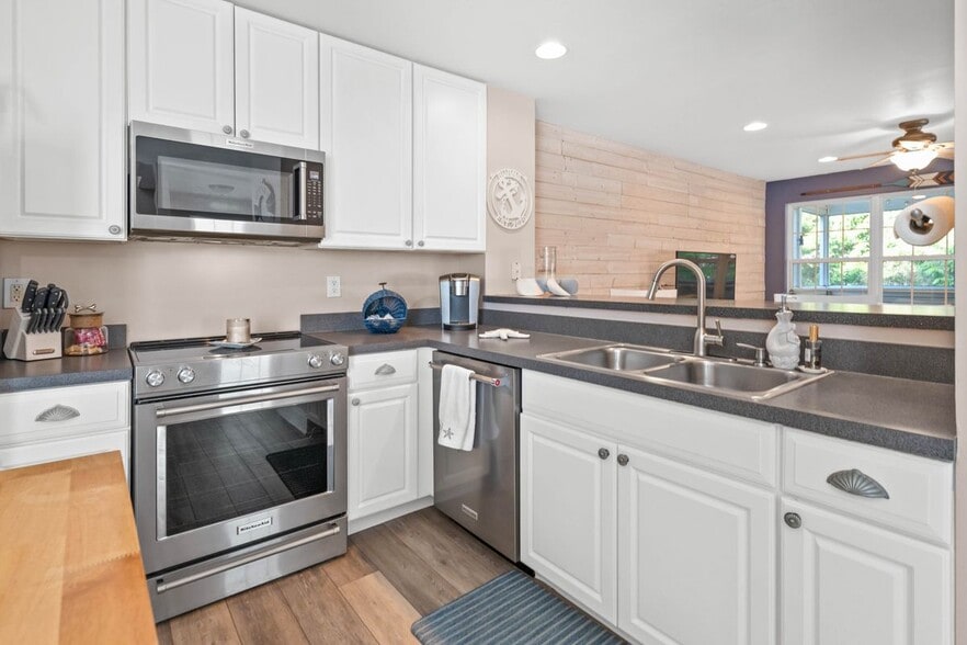 Building Photo - 17293 Queen Anne Way