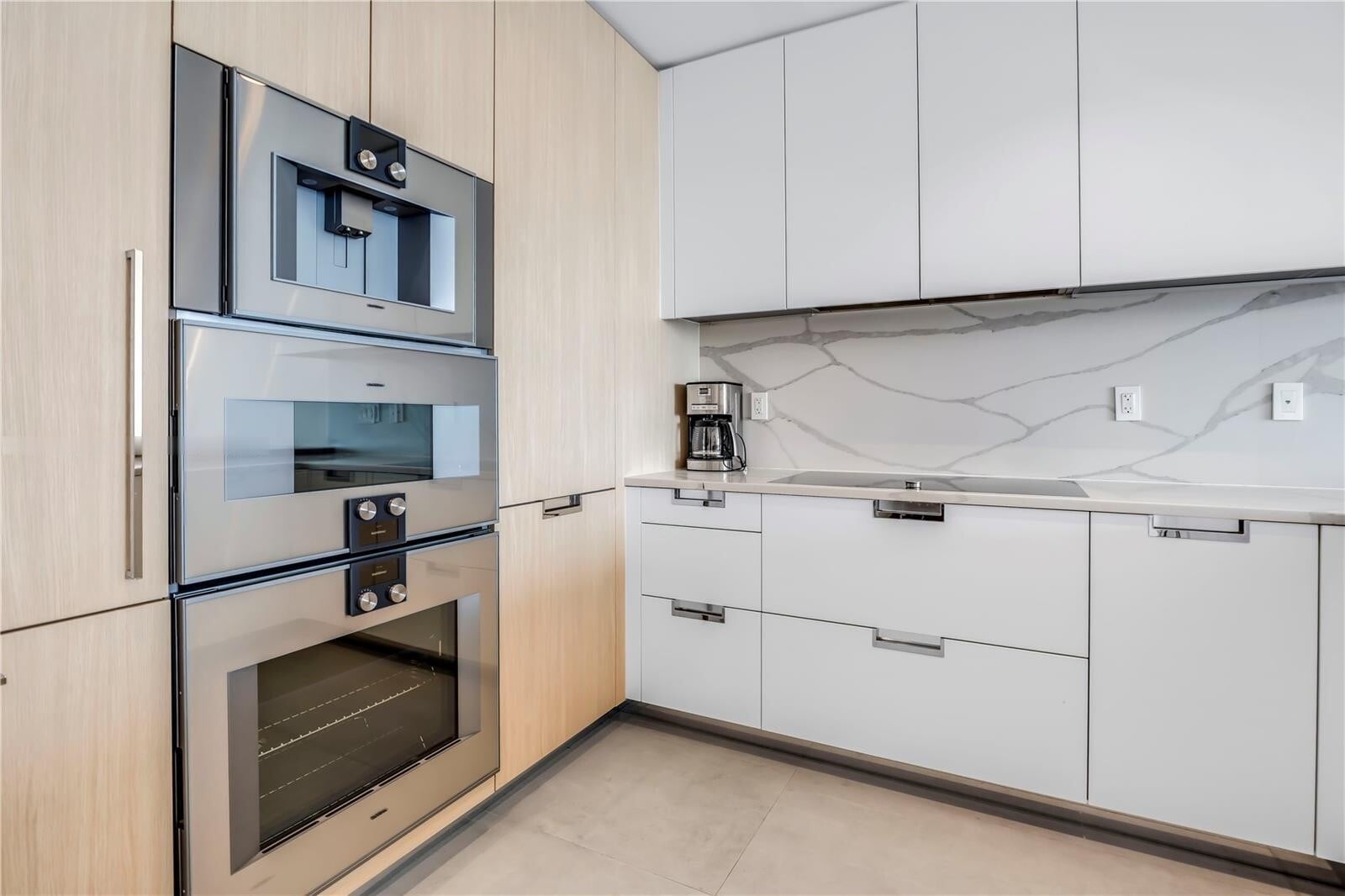 Building Photo - 15701 Collins Ave