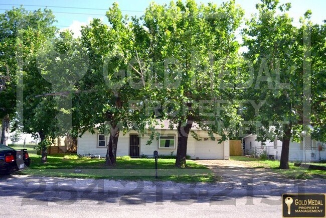 Building Photo - Your New Home Awaits At 1208 E Ave. H!