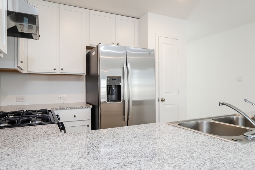 Building Photo - 2811 Millikan Dr