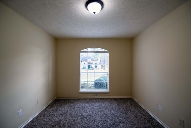 Building Photo - 4BR SFR • Walk-In Pantry • Fenced Yard in Coventry