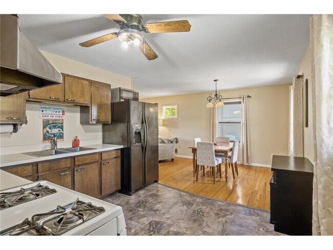 Building Photo - 9457 Saratoga Ln N