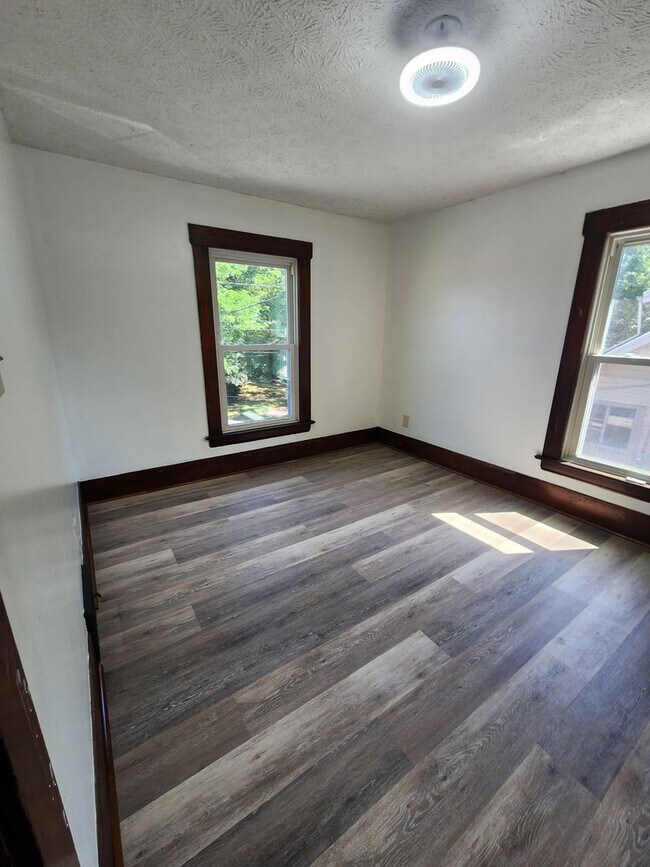 Building Photo - Beautifully Update 4 Bedroom House For Rent in Firestone Park