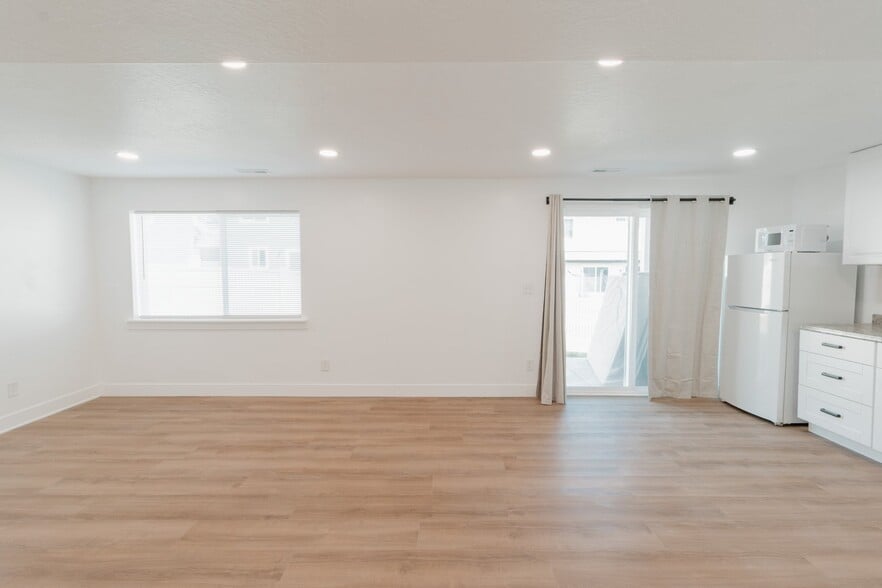 Building Photo - 996 N Freeman Dr
