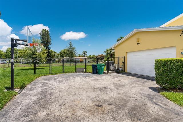 Building Photo - 11401 SW 72nd Plz