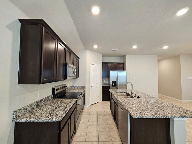 Building Photo - 1305 Lindsey Dr