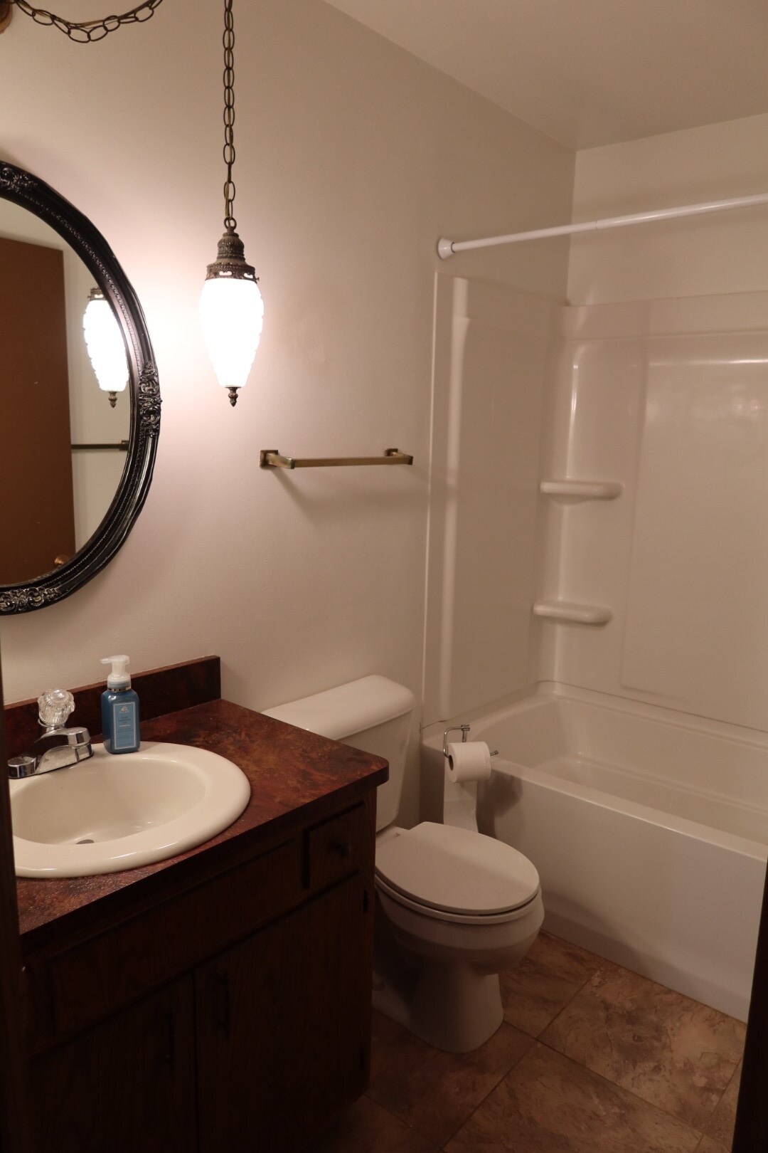 Full bath - 240 N Spring St