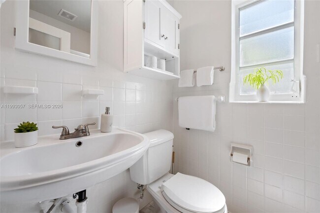 Building Photo - 750 Española Wy