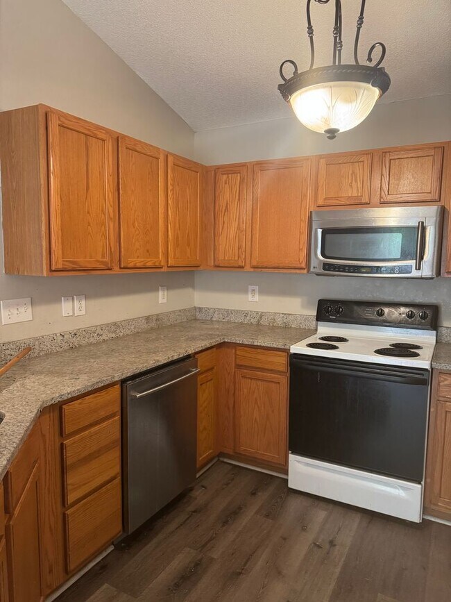 Building Photo - Great Price and location!