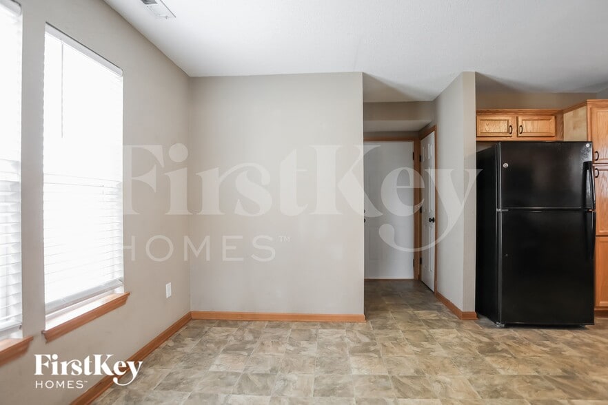 Building Photo - 316 NE Coldwater Creek Dr