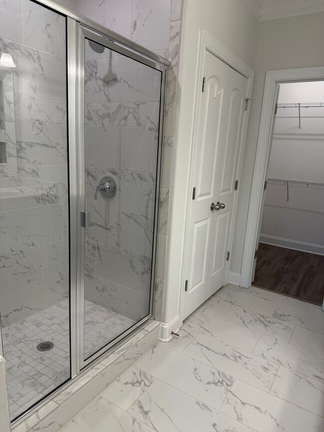 Building Photo - Updated 3 Bedroom Condo with Large Bonus Room!