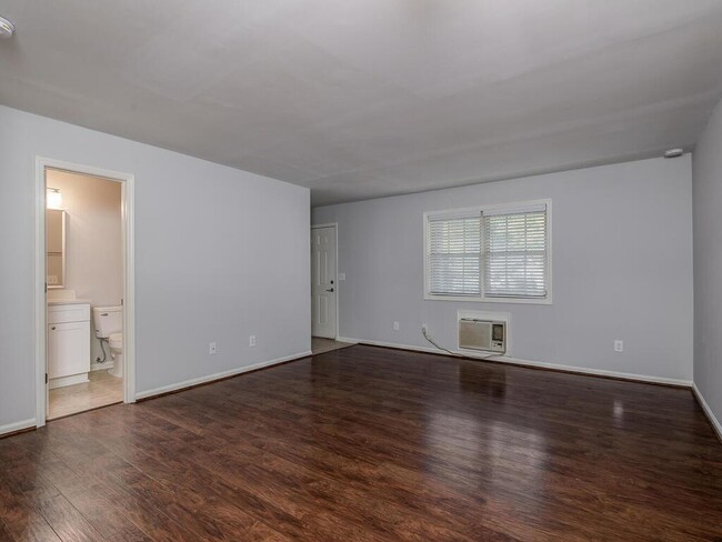 Building Photo - Super cute 1 bedroom, 1 bathroom, corner u...