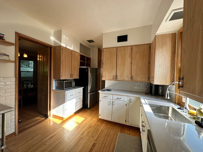 Building Photo - Fully Furnished 3 Bedroom Historic Home in Minneapolis