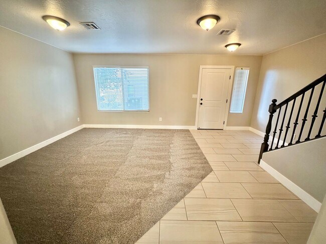 Building Photo - Desert Hills Gem!