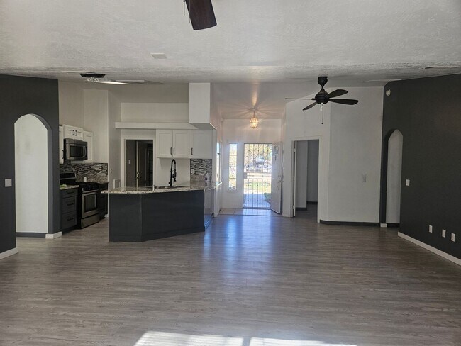 Building Photo - 23089 Pahute Rd