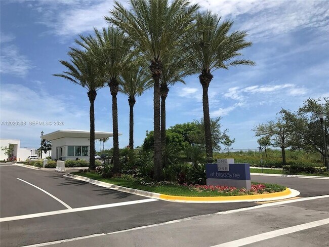 Building Photo - 14951 Royal Oaks Ln