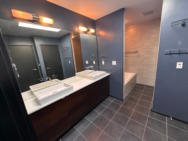 Building Photo - Modern Townhome in Georgetown!  Available ...