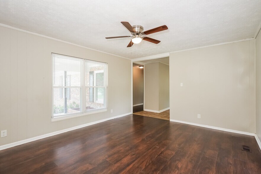 Building Photo - 2557 Saratoga Dr