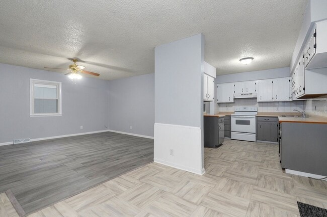 Building Photo - Newly Updated Home!