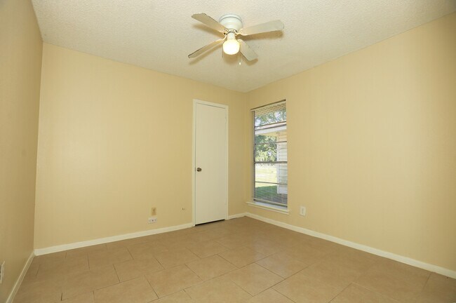 Building Photo - 206 Banyan Ct