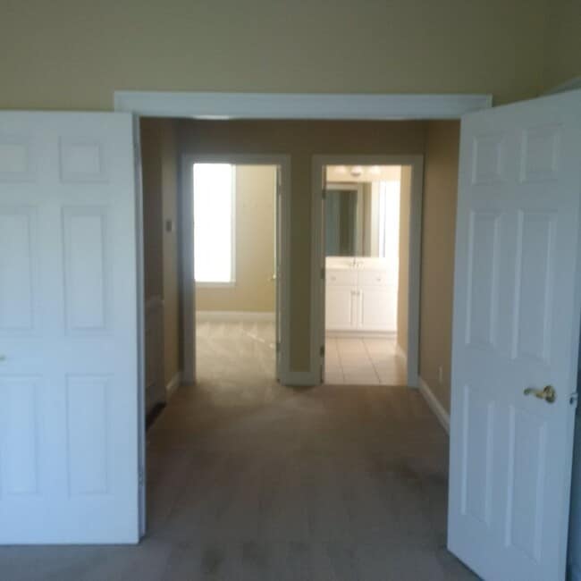 Building Photo - Beautiful 4 Bedroom 2 and 1/2 bath home in...