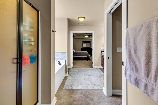 Building Photo - 5 Bedrooms in Crestview!!