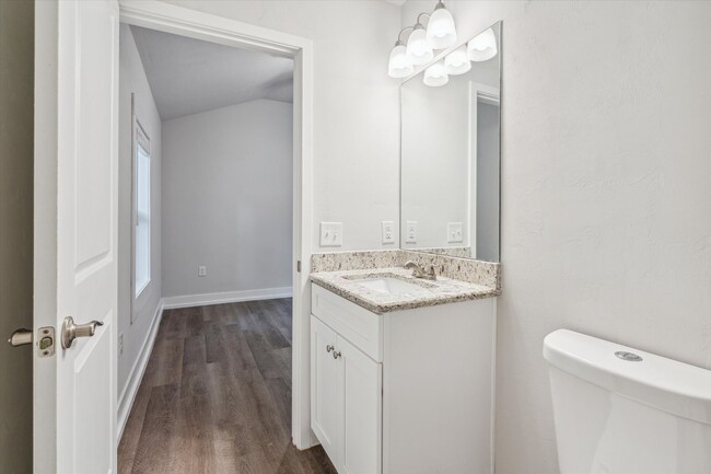 Building Photo - Newly Renovated 2 Bedroom House in Center ...