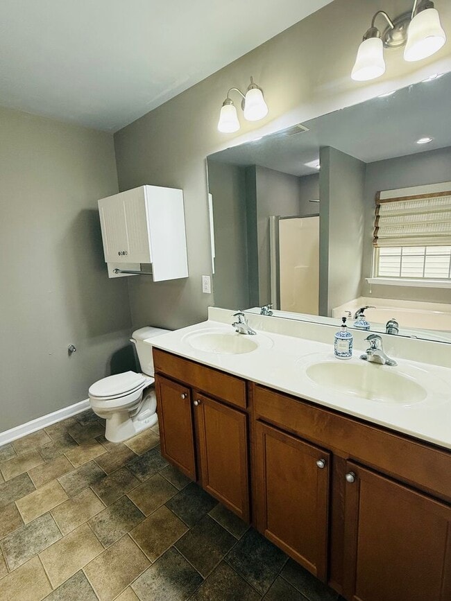Building Photo - Hidden 4 bedroom, 2.5 bathroom Gem!