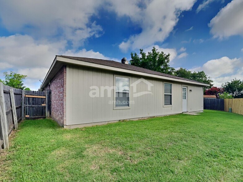 Building Photo - 702 Castlewick Ct