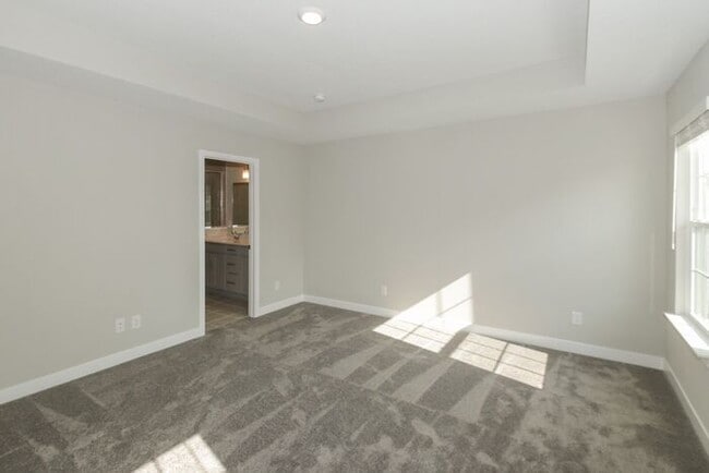 Building Photo - Beautiful Townhome in Carmel