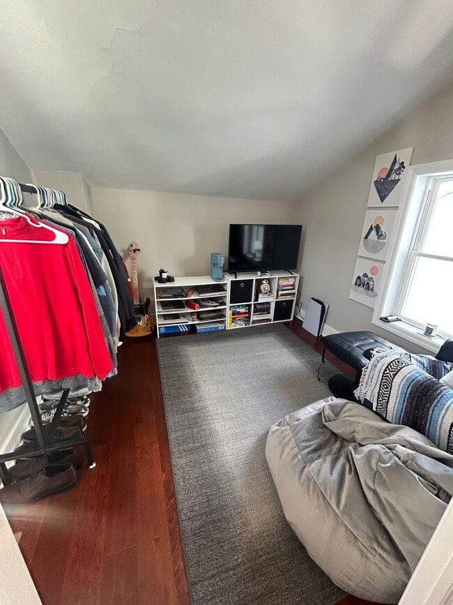 Building Photo - Now Leasing - Beautiful 3-bedroom, 1.5-bat...