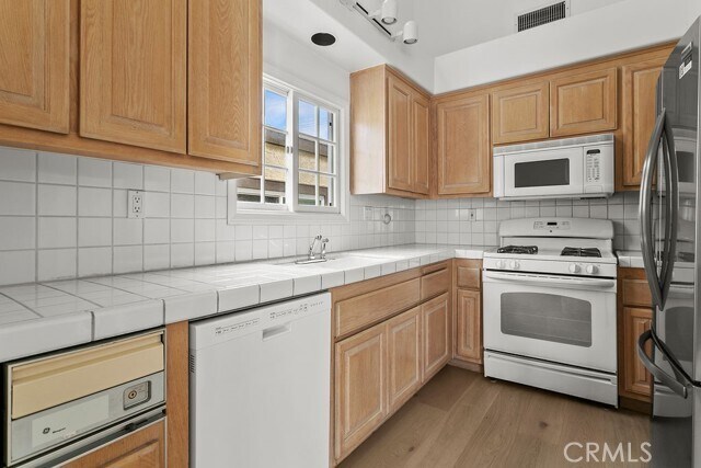 Building Photo - 426 Goldenrod Ave