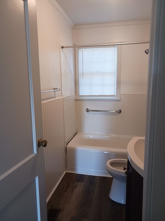 Building Photo - North Columbus 2bedroom home available to rent!