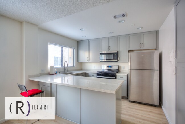 Building Photo - A Newly Renovated Contemporary Condo in Gl...