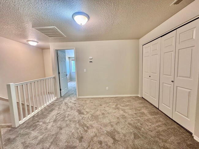Building Photo - EZ living, Private Townhome setting Central Vancouver