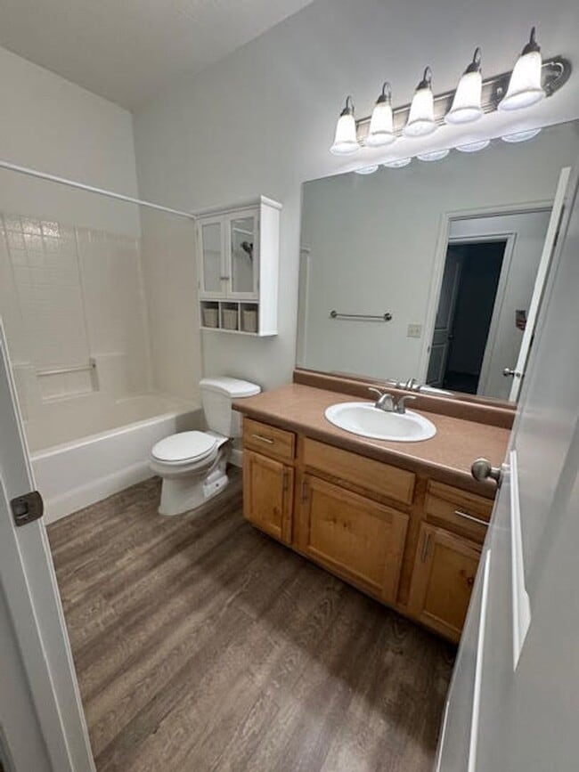 Building Photo - Duplex in Hurricane