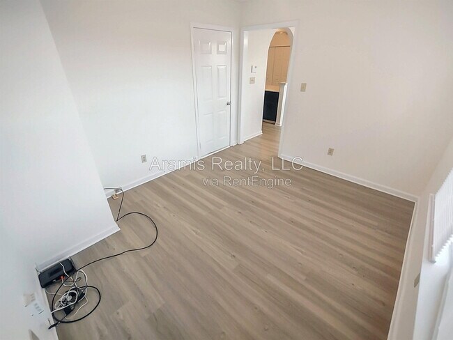 Building Photo - 6843 Saganaw Dr
