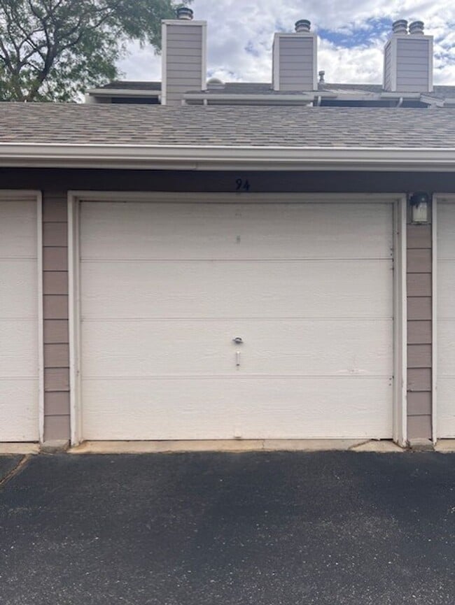 Building Photo - 1 Bedroom / 1 Bathroom Condo! Garage! Wash...