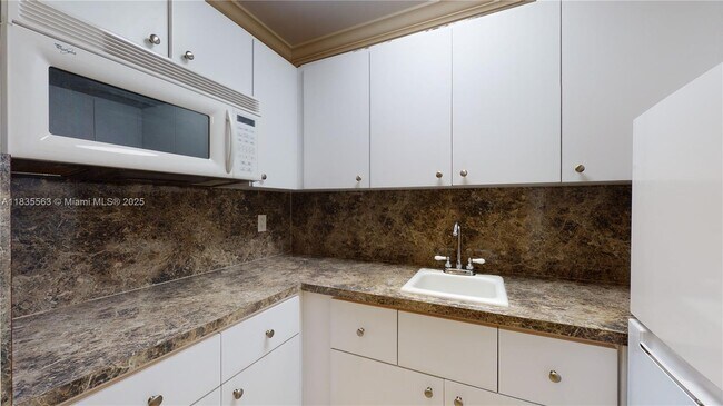 Building Photo - 2708 SW 33rd Ct