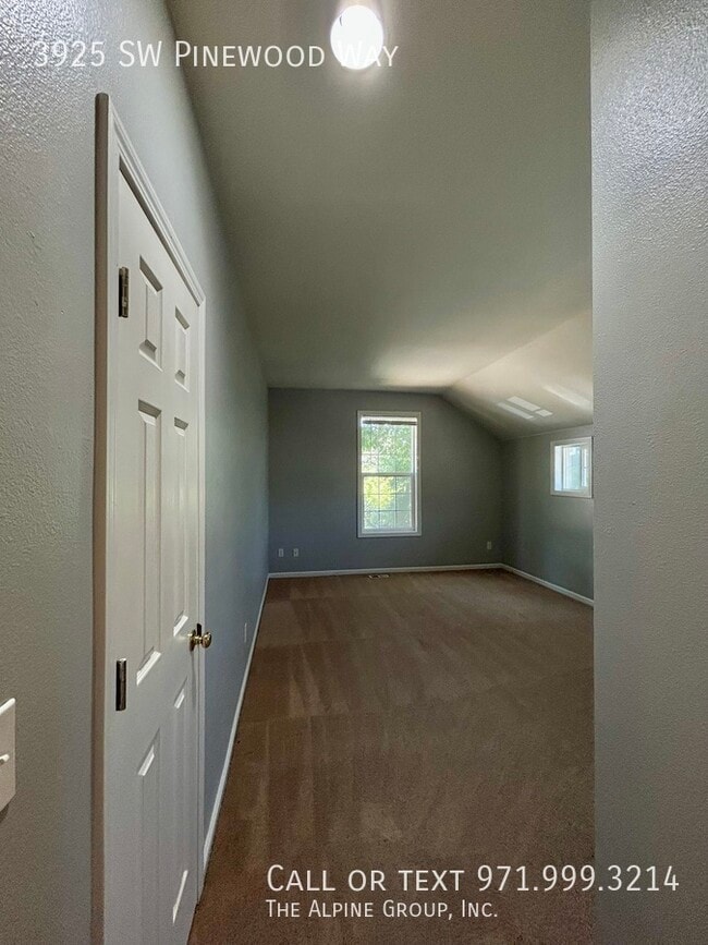 Building Photo - 3925 SW Pinewood Way