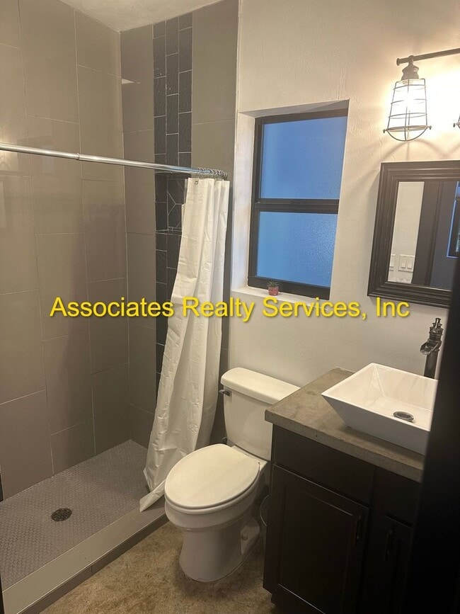 Building Photo - Modern Industrial 2Bed/2Bath Plus Loft in NW Gainesville