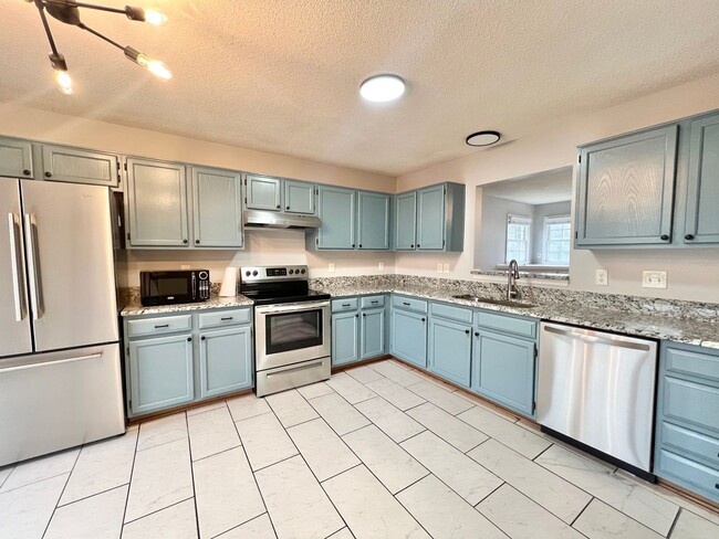 Building Photo - **OFFERING REFUNDABLE APPLICATION FEES & $100 MOVE IN PROMOTION** Charming 3BD, 2.5BA Apex Townho...