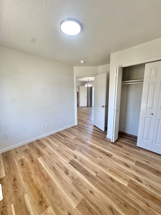 Building Photo - Spacious 5-Bedroom Home in Prime Nampa Location